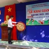 Ông Trần Quang Phú, Chủ tịch UBND thị trấn Trường Sa đánh trống khai giảng năm học mới tại Trường Tiểu học thị trấn Trường Sa. (Ảnh: TTXVN phát)