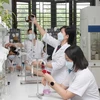 Các nhà khoa học nữ thuộc Bộ môn Hóa dược, Khoa Công nghệ Hóa dược, Trường Đại học Dược Hà Nội trong phòng thí nghiệm. (Ảnh: Phương Hoa/TTXVN)
