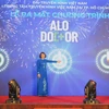 Lãnh đạo Bộ Y tế, UBND Thành phố Hồ Chí Minh và VTV9 bấm nút khởi động Chương trình "Alo Doctor." (Ảnh: Đinh Hằng/TTXVN)