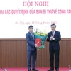 Ông Nguyễn Quang Dương, Phó Trưởng Ban Tổ chức Trung ương trao Quyết định và tặng hoa chúc mừng ông Phan Anh Sơn. (Nguồn: Liên hiệp các tổ chức Hữu nghị Việt Nam)