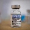 Một lọ vaccine phòng ngừa COVID-19 cho biến thể phụ Omicron BA.4 và BA.5 của Moderna. (Nguồn: Reuters)