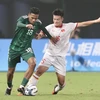 Cầu thủ Nguyễn Thanh Nhàn (số 15) Việt Nam truy cản bóng trong chân đối phương. (Ảnh: Hoàng Linh/TTXVN)