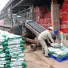 Công nhân Công ty Cổ phần Supe Phốt phát và Hóa chất Lâm Thao vận chuyển sản phẩm phân bón mới lên xe của khách hàng. (Ảnh: Trung Kiên/TTXVN)