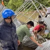 Đoàn viên, Thanh niên Công an tỉnh Kiên Giang giúp người dân sửa chữa lại những căn nhà bị sập, tốc mái do giông, lốc. (Nguồn: Cổng thông tin Điện tử Công an Kiên Giang)