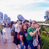 Khách du lịch quốc tế hào hứng check in với cầu Vàng tại Khu du lịch Sun World Ba Na Hills, thành phố Đà Nẵng. (Ảnh: Trần Lê Lâm/TTXVN)