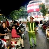 Cảnh sát giao thông thành phố Tuyên Quang phân luồng giao thông trên các tuyến phố tập trung đông người. (Ảnh: Quang Cường/TTXVN)