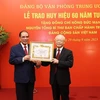 Hình ảnh đồng chí Nông Đức Mạnh nhận Huy hiệu 60 năm tuổi Đảng