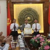 Chủ tịch UBND tỉnh Thanh Hóa trao Bằng khen và thưởng nóng 200 triệu đồng cho nhà vô địch Lê Xuân Mạnh. (Ảnh: TTXVN phát)