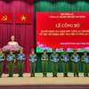 Đại tá Mai Hoàng, Phó Giám đốc, Thủ trưởng Cơ quan Cảnh sát điều tra Công an Thành phố Hồ Chí Minh, trao Quyết định bổ nhiệm điều tra viên cho các đồng chí. (Nguồn: Công an Thành phố Hồ Chí Minh)