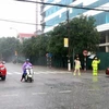 Lực lượng Cảnh sát Giao thông thành phố Hà Tĩnh phân luồng giao thông tại ngã tư đường Nguyễn Du và Trần Phú. (Ảnh: Công Tường/TTXVN)