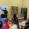 Lớp học xóa mù do Đồn Biên phòng Ia Lốp mở dạy chữ cho bà con thiểu số Jrai ở Cụm dân cư Suối Khôn. (Ảnh: TTXVN phát)