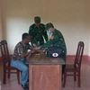 Bộ đội biên phòng tỉnh Đắk Lắk thăm khám ban đầu cho bệnh nhân. (Ảnh: TTXVN phát)