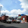 Xe chở container hoạt động tại Cảng Cát Lái, Tân Cảng Sài Gòn, thành phố Thủ Đức, Thành phố Hồ Chí Minh. (Ảnh: Hồng Đạt/TTXVN)