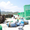 Người dân thôn Bình Lập, xã Cam Lập, cho rằng ô nhiễm tại khu vực này xuất phát từ quá trình vệ sinh các lồng bè nuôi thủy sản. (Ảnh: Đặng Tuấn/TTXVN)