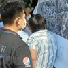 Người dân xem bản đồ Cao tốc Biên Hòa-Vũng Tàu trong buổi lấy ý kiến dân cư về Dự án Cao tốc Biên Hòa-Vũng Tàu tại Đồng Nai. (Ảnh: Công Phong/TTXVN)