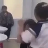 Nữ sinh bị đánh túi bụi trong nhà vệ sinh của trường. (Ảnh: Cắt từ clip)