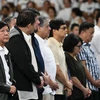 Tổng thống Philippines Ferdinand Marcos Jr. (trái) dự lễ tưởng niệm 10 năm thảm họa siêu bão Haiyan tại thành phố Tacloban, tỉnh Leyte, ngày 8/11. (Ảnh: AFP/TTXVN)
