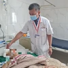 Bác sỹ tại Bệnh viên Đa khoa vùng Tây Nguyên đang điều trị cho bệnh nhân B. (Nguồn: Báo Đắk Lawsk)