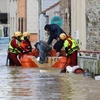 Lính cứu hỏa sơ tán người dân khỏi khu vực ngập lụt do mưa lớn ở Boulogne-sur-Mer, miền Bắc Pháp ngày 7/11 vừa qua. (Ảnh: AFP/TTXVN)