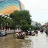 Nhiều tuyến đường ở thành phố Huế vẫn bị ngập trong nước. (Ảnh: Đỗ Trưởng/TTXVN)