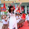 Cô giáo và học sinh Trường Tiểu học Gia Quất, quận Long Biên, Hà Nội. (Ảnh: Danh Lam/TTXVN)