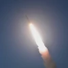 Một tên lửa đạn đạo tầm ngắn của Triều Tiên được phóng thử từ hệ thống phóng đa năng. (Ảnh: Yonhap/TTXVN)