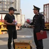 Lực lượng Hải quan Tân Thanh kiểm tra chủng loại hàng hóa xuất khẩu qua cửa khẩu Tân Thanh. (Ảnh: Quang Duy/TTXVN)