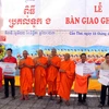 Hội Đoàn kết sư sãi yêu nước thành phố Cần Thơ trao quyết định bàn giao ghe ngo cho đại diện các chùa và Học viện Phật giáo Nam tông Khmer trên địa bàn. (Ảnh: Trung Kiên/TTXVN)