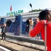 Hành khách chụp ảnh tại ga Gia Lâm, một điểm đến của Lễ hội Thiết kế Sáng tạo Hà Nội 2023. (Ảnh: Tuấn Đức/TTXVN)