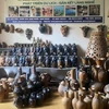 Các sản phẩm gốm truyền thống mang đậm bản sắc văn hóa Chăm được trưng bày ở Hợp tác xã gốm Chăm Bàu Trúc, tỉnh Ninh Thuận. (Ảnh: Công Thử/TTXVN)