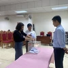 Khách hàng bỏ phiếu tham gia đấu giá đất ngày 27/11 vừa qua. (Nguồn: Cổng thông tin Điện tử huyện Mê Linh)
