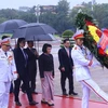 Chủ tịch Quốc hội Vương quốc Campuchia Samdech Khuon Sudary đặt vòng hoa và vào Lăng viếng Chủ tịch Hồ Chí Minh. (Ảnh: Văn Điệp/TTXVN)