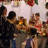 Khách tham quan mua đồ Giáng sinh tại Phiên chợ. (Ảnh: Trần Lê Lâm/TTXVN)