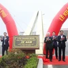 Nguyên Ủy viên Bộ Chính trị, nguyên Chủ tịch nước Nguyễn Minh Triết cùng các đại biểu kéo băng khánh thành cầu Thanh Bình. (Ảnh: Phan Quân/TTXVN)