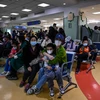 Trẻ em và cha mẹ ngồi chờ tại khu ngoại trú của Bệnh viện Nhi ở Bắc Kinh ngày 23/11 vừa qua. (Nguồn: AFP)