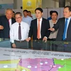 Phó Thủ tướng Chính phủ Trần Lưu Quang và lãnh đạo tỉnh Hậu Giang xem sa bàn Quy hoạch tỉnh. (Ảnh: Duy Khương/TTXVN)