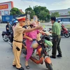 Đội Cảnh sát giao thông số 6, Phòng Cảnh sát Giao thông, Công an thành phố Hà Nội, điều hành giao thông. (Ảnh: TTXVN phát)