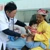 Không khí lạnh tăng cường khiến nhiều bệnh nhi đến khám và điều trị tại Khoa Nhi, Bệnh viện Đa khoa huyện Văn Bàn, tỉnh Lào Cai. (Ảnh: Quốc Khánh/TTXVN)