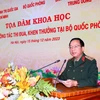  Thượng tướng Trịnh Văn Quyết, Ủy viên Trung ương Đảng, Phó Chủ nhiệm Tổng cục Chính trị QĐND Việt Nam phát biểu tại tọa đàm. (Ảnh: Trọng Đức/TTXVN)