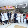 Các bệnh nhi được ghép gan trong 2 năm qua cùng đội ngũ y bác sĩ Bệnh viện Đại học Y dược Thành phố Hồ Chí Minh và các chuyên gia Nhật Bản. (Ảnh: TTXVN phát)