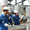 Các kỹ sư vận hành của Công ty Cổ phần Lọc hóa dầu Bình Sơn. (Ảnh: PV/Vietnam+)