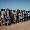 Người tị nạn xếp hàng chờ nhận lương thực cứu trợ tại Gedaref, Sudan. (Ảnh: AFP/TTXVN)