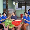 Các nhóm thiện nguyện tham gia nấu ăn tại Bếp ăn 5.000 đồng của Nhà thờ phường 4, thành phố Vĩnh Long, tỉnh Vĩnh Long. (Ảnh: Lê Thúy Hằng/TTXVN)