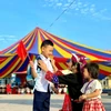 Phụ huynh huyện Ba Chẽ, tỉnh Quảng Ninh, đưa con đến trường khai giảng năm học mới. (Ảnh: Thanh Vân/TTXVN)