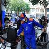 Khách hàng đến bơm xăng tại cửa hàng xăng dầu tại Hà Nội. (Ản: Tuấn Anh/TTXVN)