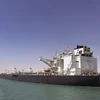 Một tàu chở dầu di chuyển trên kênh đào Suez của Ai Cập. (Ảnh: Nguyễn Tùng/TTXVN)