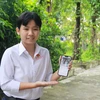 Em Nguyễn Xuân Phương Ngân, học sinh lớp 12A6, Trường THPT Lý Tự Trọng, thành phố Nha Trang, tỉnh Khánh Hòa, với app Marinet. (Ảnh: Phan Sáu/TTXVN)