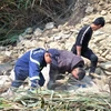 Lực lượng cứu nạn cứu hộ Công an tỉnh Hà Giang tìm kiếm thi thể lái xe ôtô chở ximăng bị lật đổ chìm ở hồ thủy điện. (Ảnh: Minh Tâm/TTXVN)