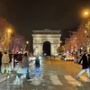 Đại lộ Champs Elysée được trang hoàng lộng lẫy để đón Năm Mới. (Ảnh: Thu Hà/Vietnam+)