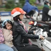 Người dân Thủ đô trang bị áo chống rét khi tham gia giao thông. (Ảnh: Thanh Tùng/TTXVN)